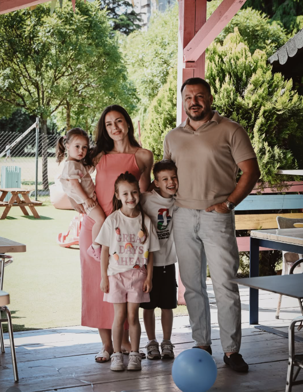Porodica uživa na terasi igraonice Pepeljuga na Zemunskom keju